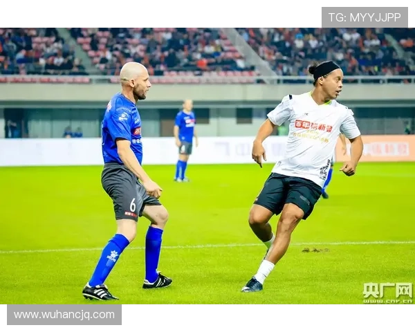 足球明星的家人齐聚球场展现球技家庭温馨时刻尽显运动魅力