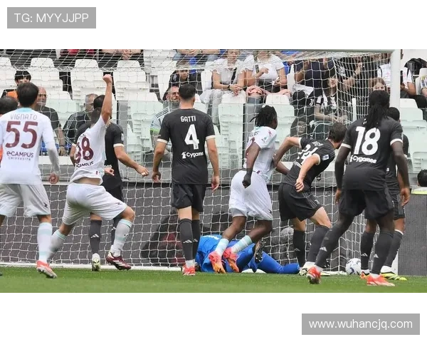 足球场上的搞笑瞬间明星球员的趣味视频合集 足球场上的搞笑瞬间明星球员的趣味视频合集